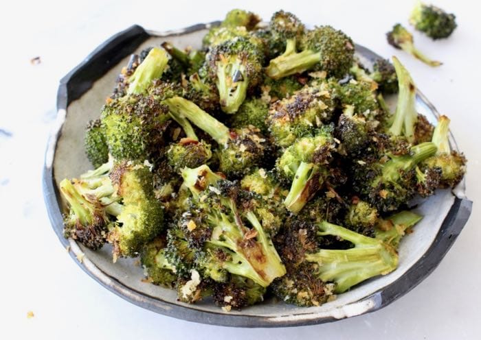 Best roasted broccoli recipe with lemon and garlic.