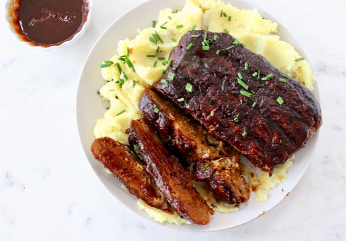 Best vegan ribs made with tender meaty jackfruit and sietan over mashed potatoes.
